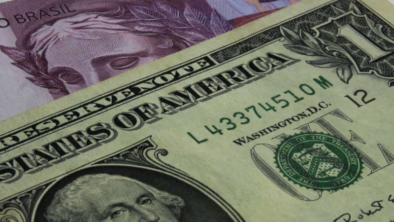 Dólar ultrapassa R$ 6,38 e reflete os desafios econômicos do Brasil