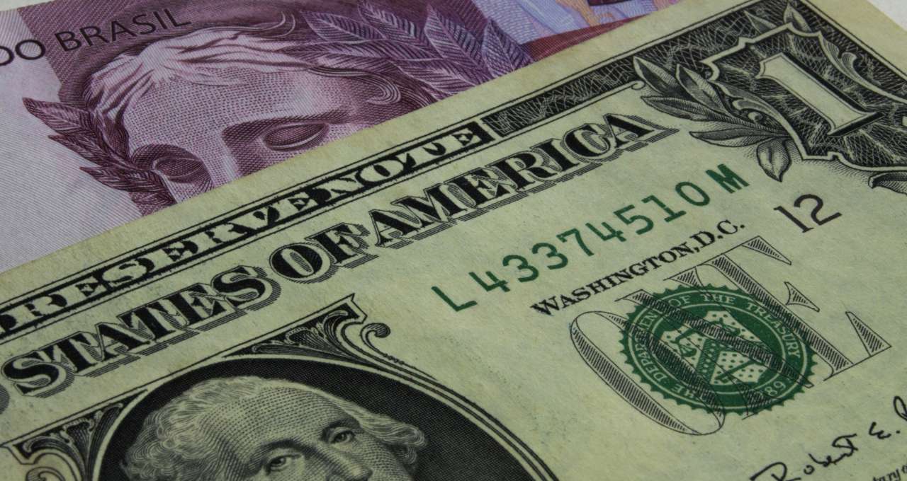 Dólar ultrapassa R$ 6,38 e reflete os desafios econômicos do Brasil